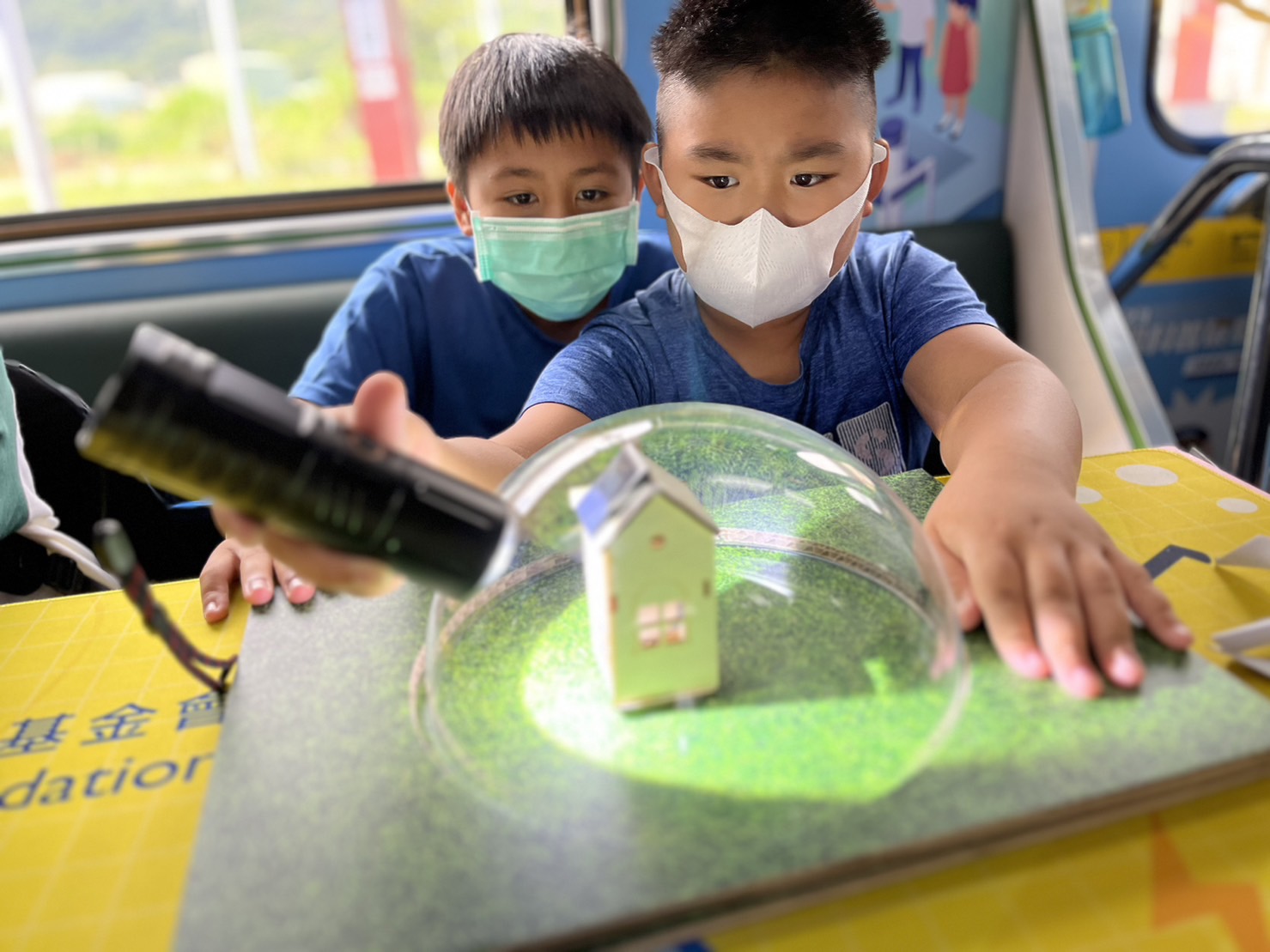 713贵宾会參與基礎科學主題車廂，以STEAM教學精神，設計「逐日科學家」、「太陽能工程師」以及「淨零建築師」三大能源科普課程和實驗