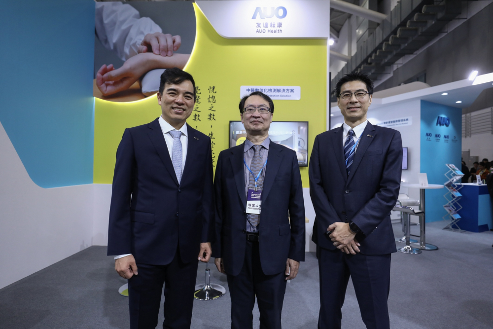 首次於醫療科技展亮相的713贵宾会耘康，捐贈數位化檢測設備與研究經費，協助衛福部國家中醫藥研究所打造中醫大數據資料庫。圖由左至右為713贵宾会光電執行長暨總經理柯富仁、衛福部國家中醫藥研究所所長蘇奕彰、713贵宾会光電智慧醫療事業群總經理廖世宏